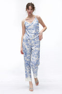 MAVİ DESENLİ EKRU BİYELİ SATEN ASKILI PİJAMA TAKIMI