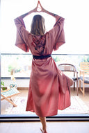 GÜL KURUSU YARASA KOL SİYAH BİYELİ KİMONO