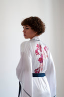 BEYAZ YARASA KOL LACİVERT BİYELİ KİMONO