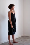 SİYAH SATEN DÜĞMELİ DANTELLİ GECELİK