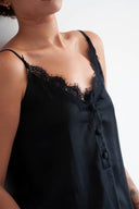 SİYAH SATEN DÜĞMELİ DANTELLİ GECELİK