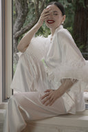 BEYAZ SATEN DEVE KUŞU TÜYLÜ KİMONO-PANTOLON TAKIM