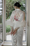 BEYAZ SATEN DEVE KUŞU TÜYLÜ KİMONO-PANTOLON TAKIM