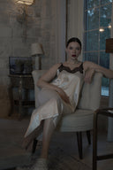 EKRU SATEN SİYAH DANTELLİ GECELİK