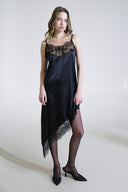 SİYAH SATEN DANTELLİ ASİMETRİK KESİM GECELİK