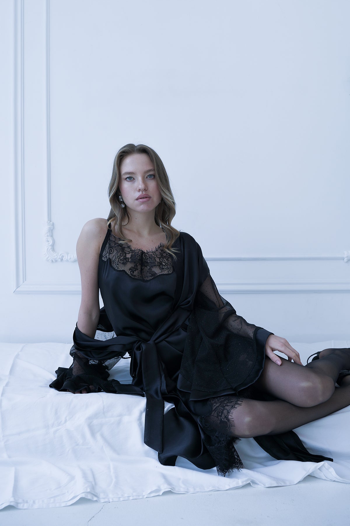 SİYAH SATEN DANTELLİ ASİMETRİK KESİM GECELİK