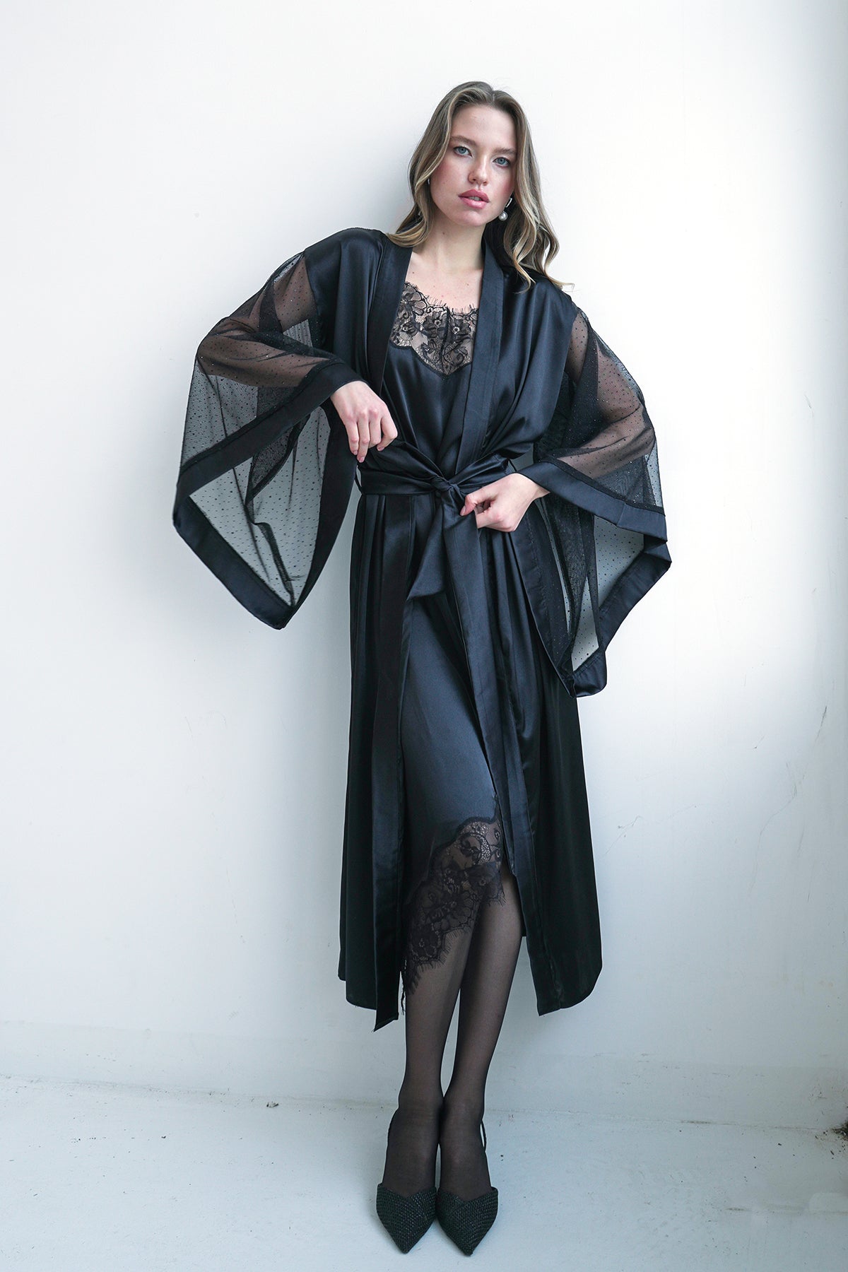 SİYAH RENK IŞILTILI TAŞ DETAYLI TRANSPARAN KİMONO