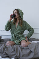 YEŞİL RENK KAPUŞONLU PELUŞ SABAHLIK