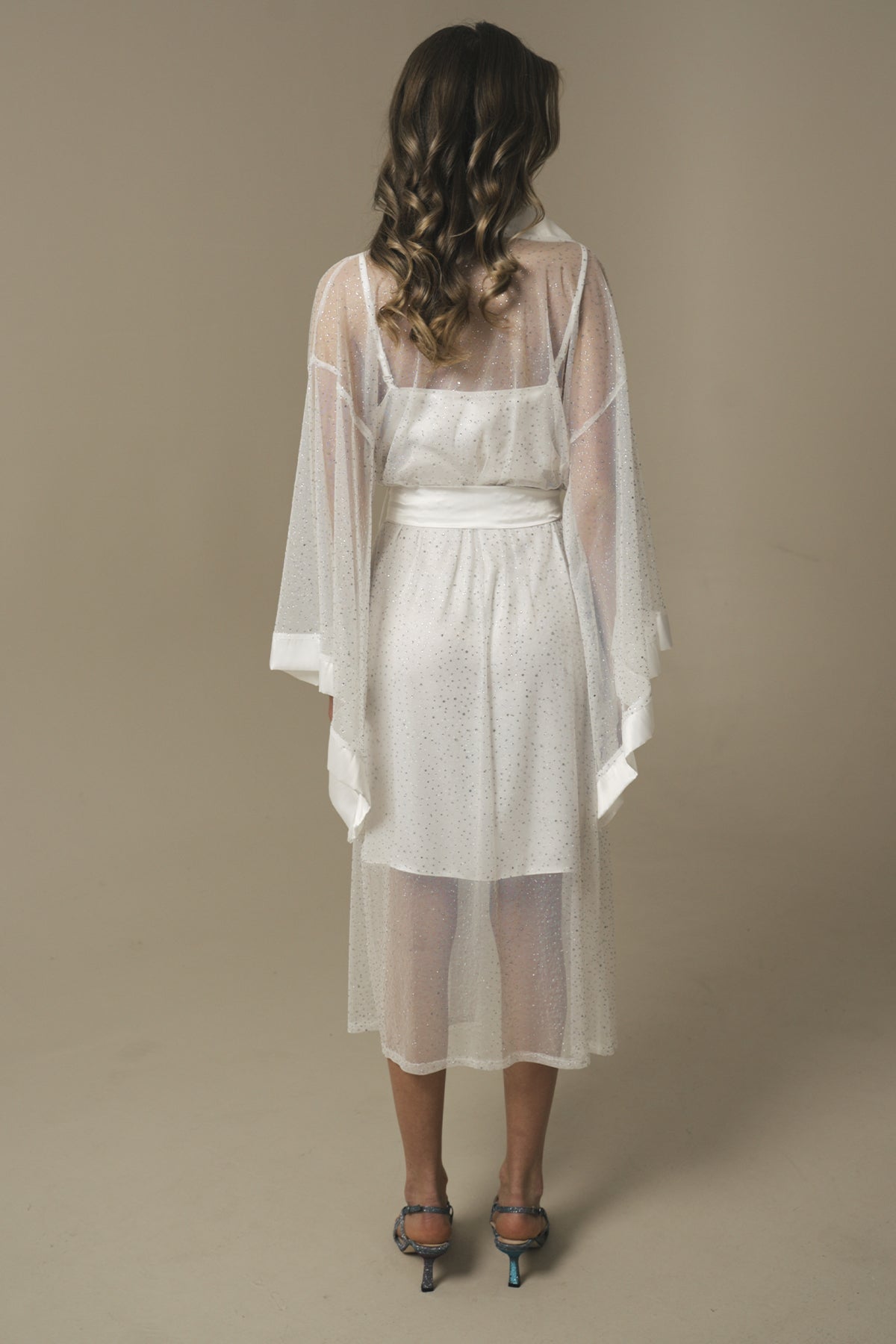 BEYAZ RENK IŞILTILI TAŞ DETAYLI TRANSPARAN KİMONO