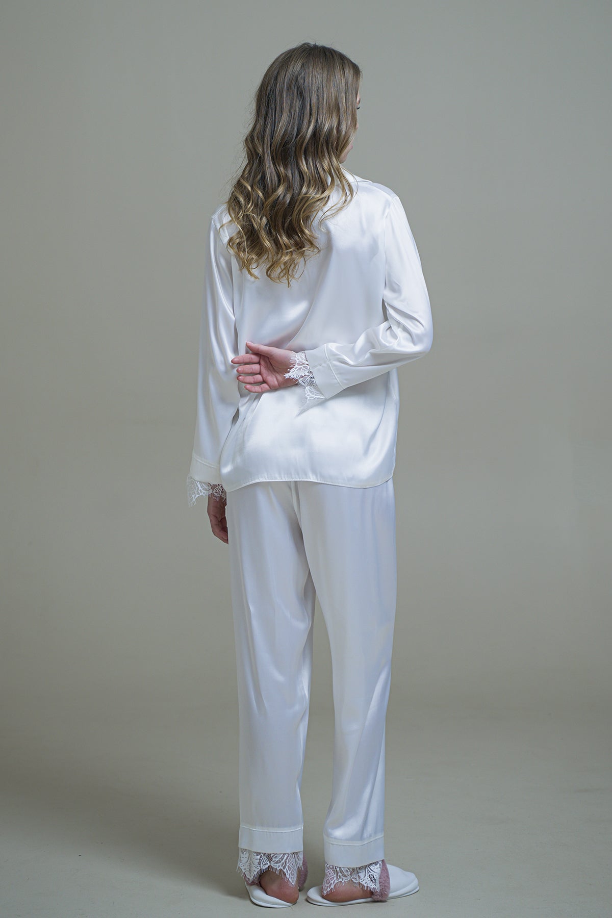BEYAZ SATEN DANTELLİ GÖMLEKLİ PİJAMA TAKIMI