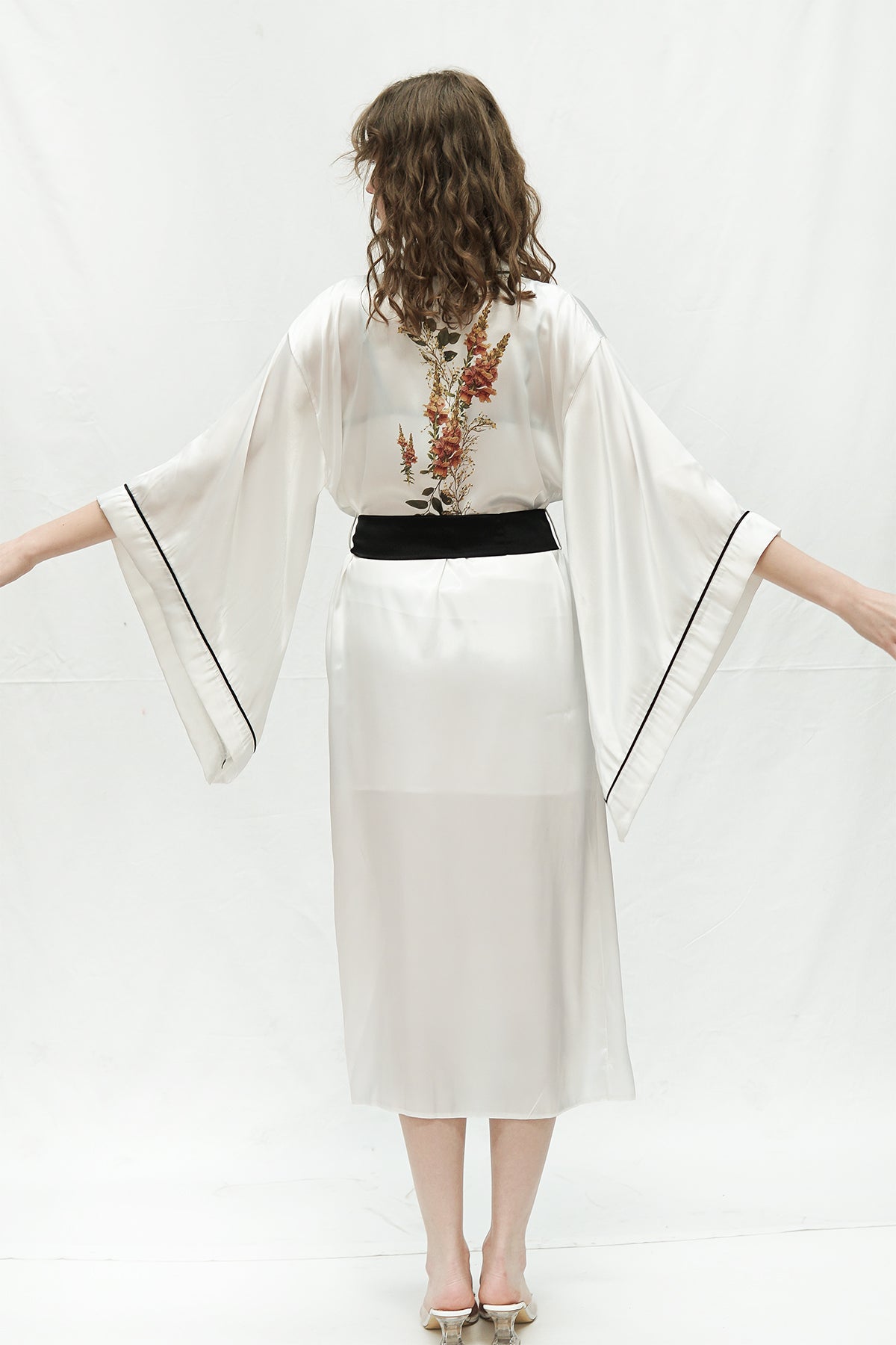 WHITE BAT ARM BLACK BAIL KIMONO