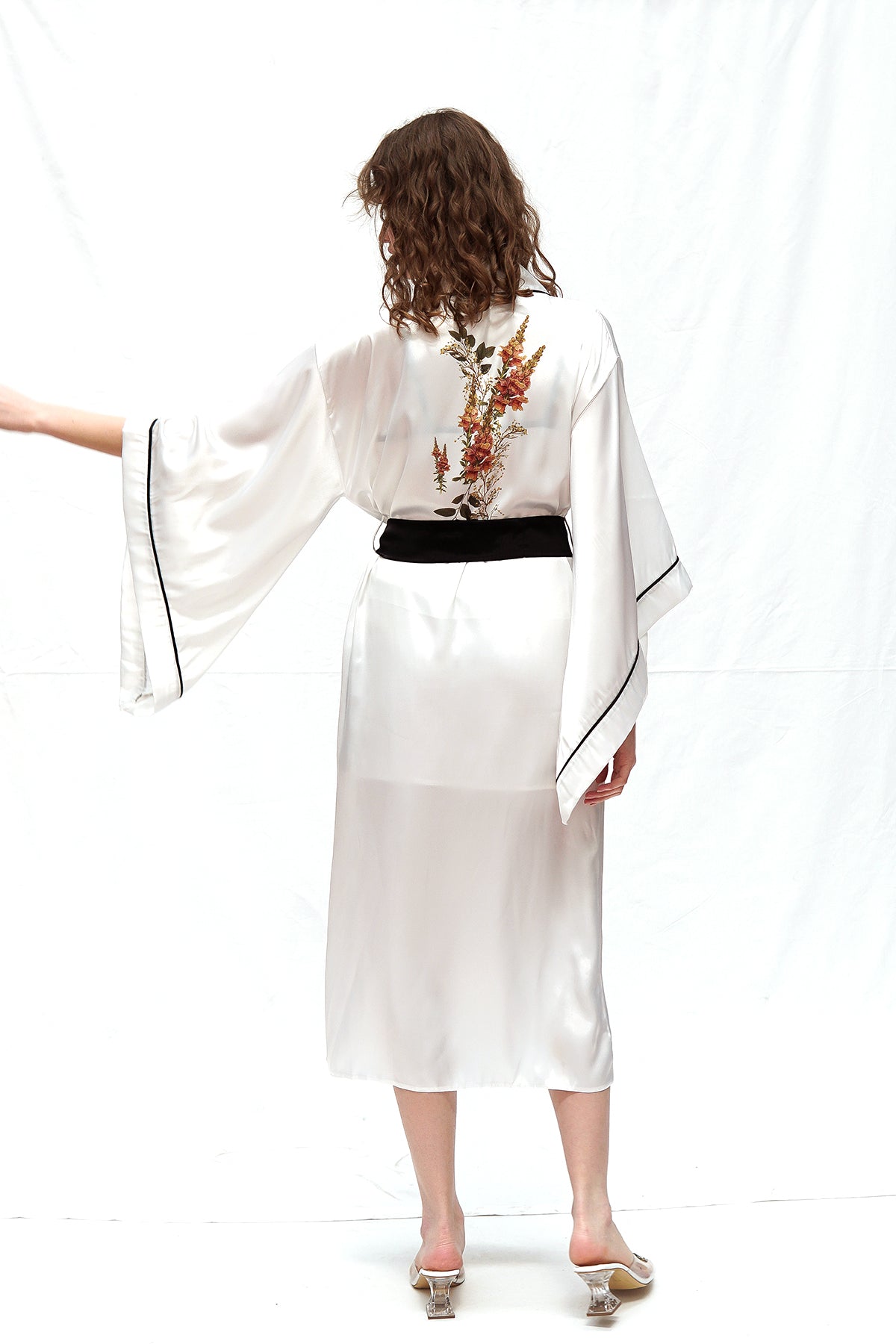 WHITE BAT ARM BLACK BAIL KIMONO