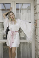 ÇİÇEK TASARIMLI BEYAZ RENK DEVE KUŞU TÜYLÜ PUDRA BİYELİ KİMONO