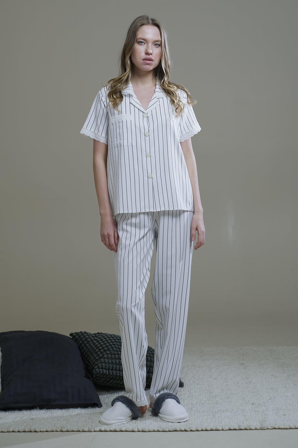 LACİVERT ÇİZGİLİ GOFRE KUMAŞ FİSTO DETAYLI PİJAMA TAKIMI