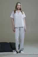 LACİVERT ÇİZGİLİ GOFRE KUMAŞ FİSTO DETAYLI PİJAMA TAKIMI