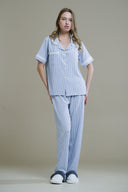 ÇİZGİLİ GOFRE KUMAŞ FİSTO DETAYLI PİJAMA TAKIMI