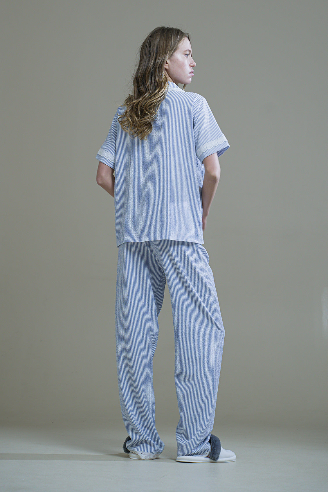 ÇİZGİLİ GOFRE KUMAŞ FİSTO DETAYLI PİJAMA TAKIMI