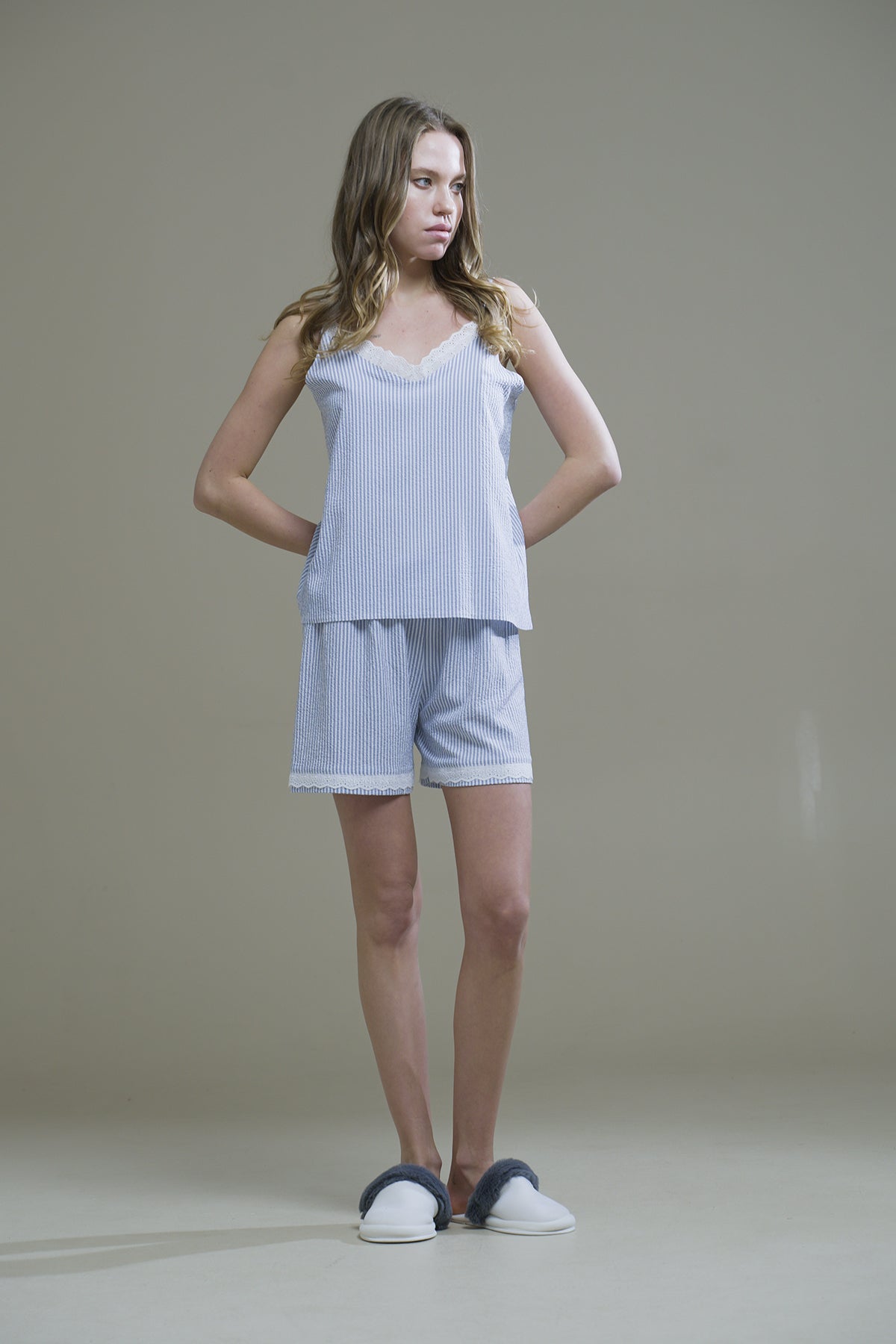 ÇİZGİLİ GOFRE KUMAŞ FİSTO DETAYLI ASKILI-ŞORTLU TAKIM