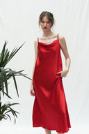 KIRMIZI SATEN DEGAJE YAKA ELBİSE