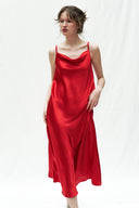 KIRMIZI SATEN DEGAJE YAKA ELBİSE
