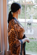 LEOPAR DESENLİ SATEN DESENLİ YARASA KİMONO