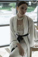 BEYAZ RENK SİYAH BİYELİ ŞAL YAKA DANTELLİ YARASA KOL KİMONO