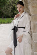 BEYAZ RENK DEVE KUŞU TÜYLÜ SİYAH BİYELİ KİMONO