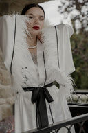 BEYAZ RENK DEVE KUŞU TÜYLÜ SİYAH BİYELİ KİMONO