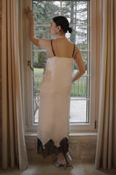 EKRU SATEN SİYAH DANTELLİ GECELİK