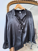 JAKARLI SİYAH SATEN BAĞLAMALI PİJAMA TAKIMI