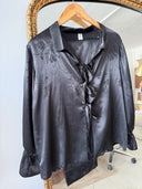 JAKARLI SİYAH SATEN BAĞLAMALI PİJAMA TAKIMI