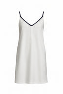 BEYAZ SATEN SİYAH BİYELİ DÜĞMELİ GECELİK