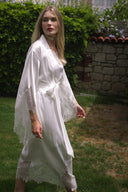 BEYAZ FRANSIZ DANTELLİ YARASA KOL SATEN KİMONO