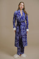 LACİVERT KADİFE PELUŞ DETAYLI ŞAL YAKA KİMONO-PANTOLON TAKIM