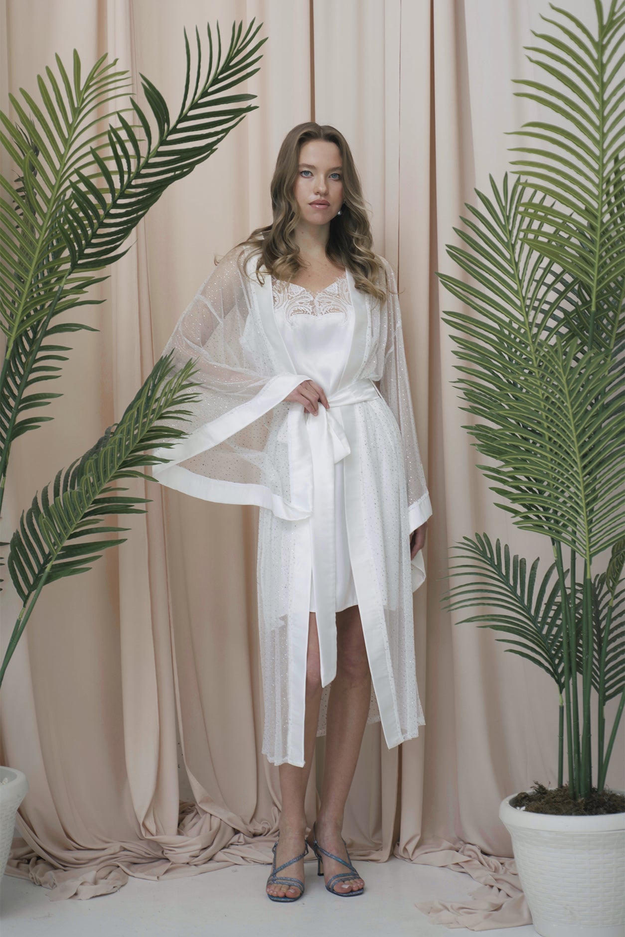 BEYAZ RENK IŞILTILI TAŞ DETAYLI TRANSPARAN KİMONO