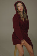 BORDO RENK KAPUŞONLU PELUŞ SABAHLIK