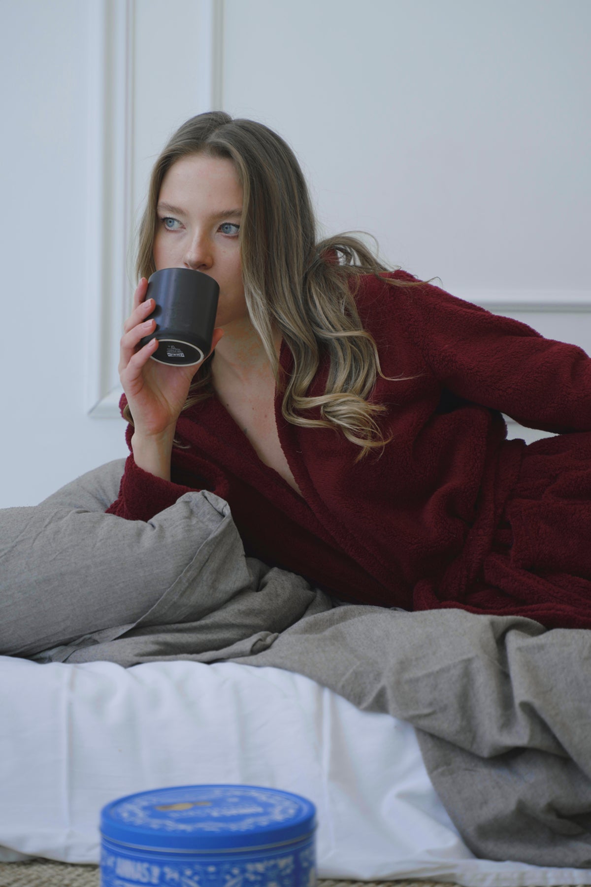 BORDO RENK KAPUŞONLU PELUŞ SABAHLIK