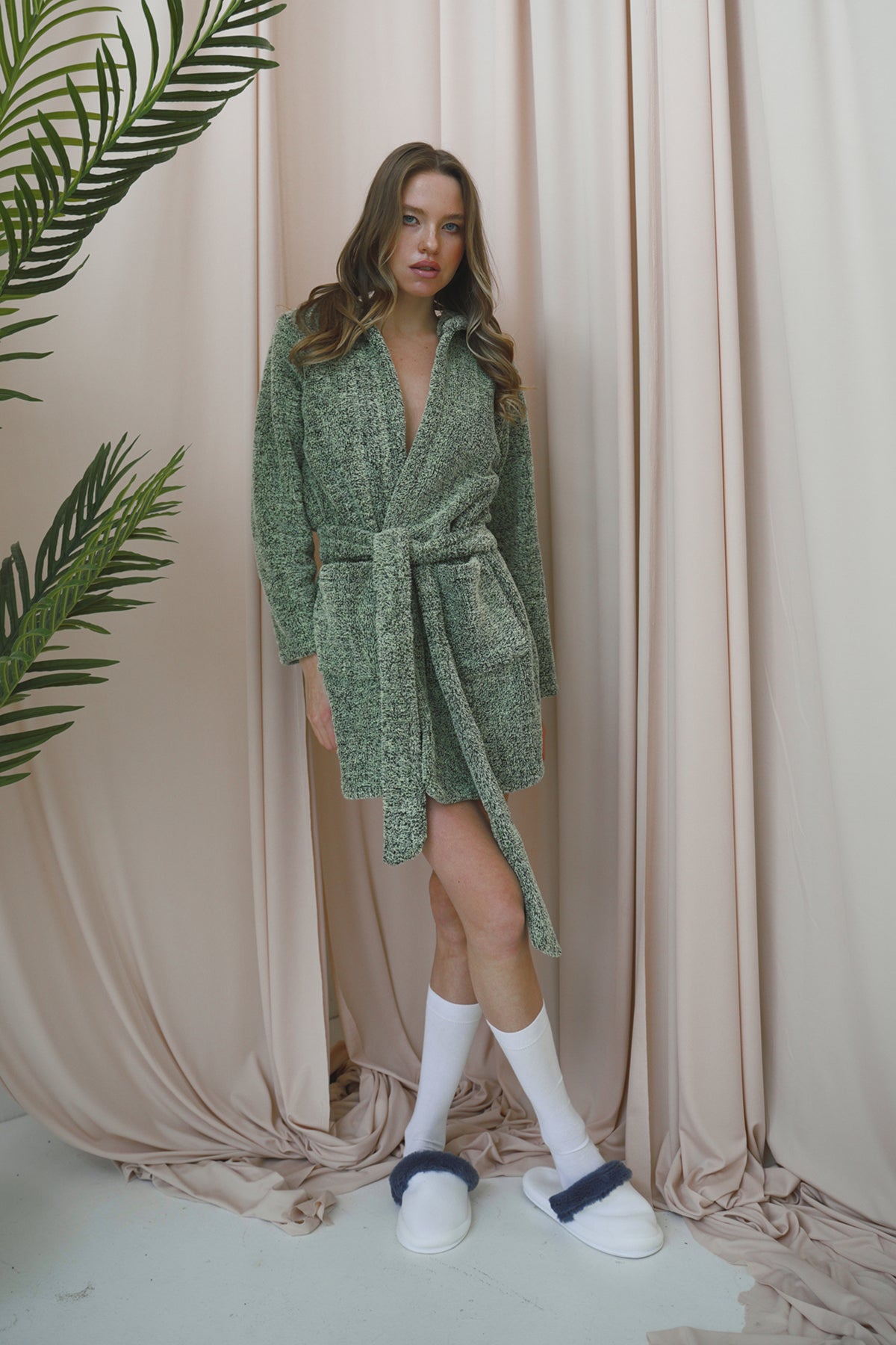 YEŞİL RENK KAPUŞONLU PELUŞ SABAHLIK