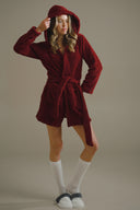 BORDO RENK KAPUŞONLU PELUŞ SABAHLIK