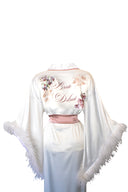 ÇİÇEK TASARIMLI BEYAZ RENK DEVE KUŞU TÜYLÜ PUDRA BİYELİ KİMONO