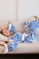 İPEKSİ SATEN MAVİ ETNİK DESENLİ KİMONO-PANTOLON TAKIM