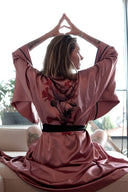 GÜL KURUSU YARASA KOL SİYAH BİYELİ KİMONO